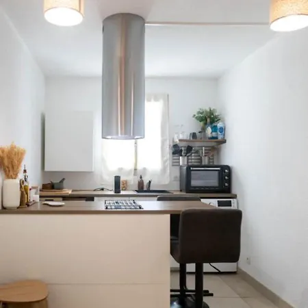 Cosy And Bright Nest With Pool In アパート