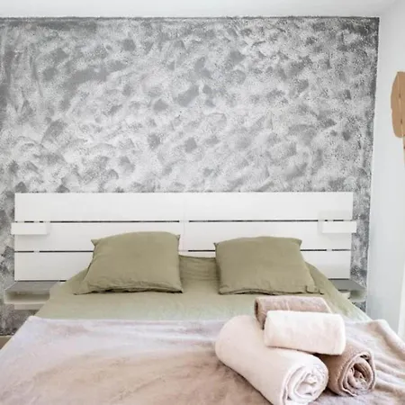 Cosy And Bright Nest With Pool In アパート